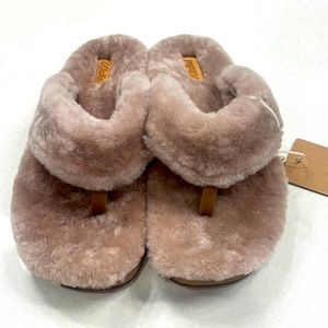 Womens Olukai slippers.